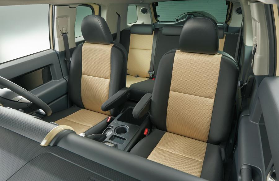 Интерьер Toyota FJ Cruiser Final Edition 2017 года  (JP) (фото 7 из 7)